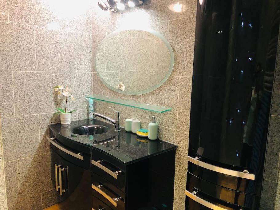 Cosy Studio Design With Modern Bathroom Vaureal Kültér fotó