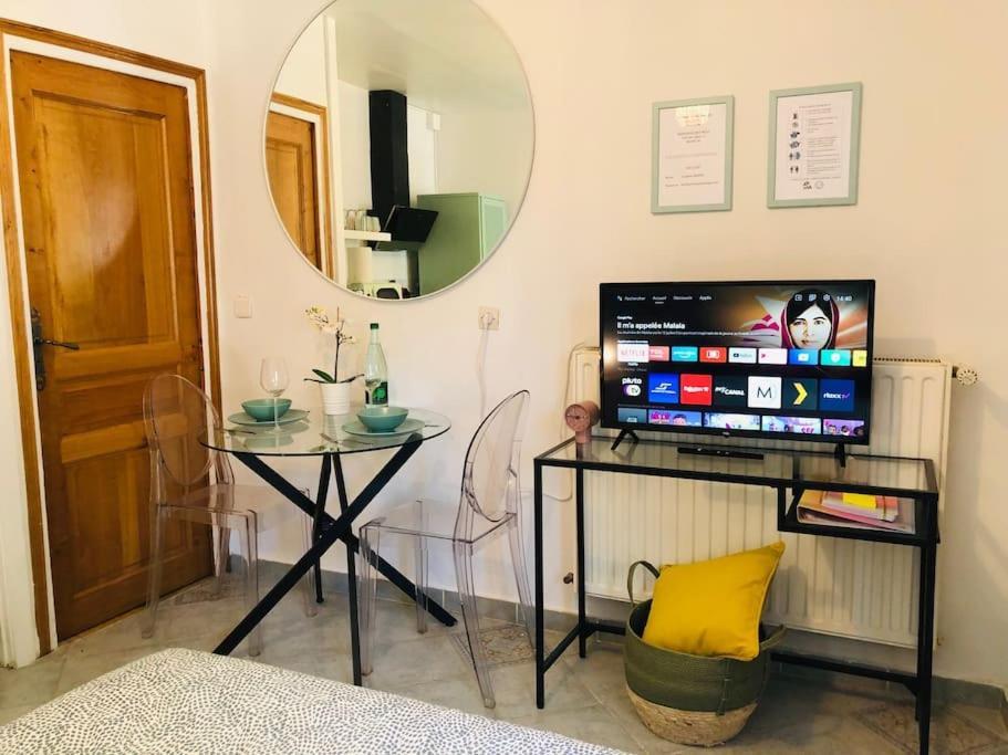 Cosy Studio Design With Modern Bathroom Vaureal Kültér fotó