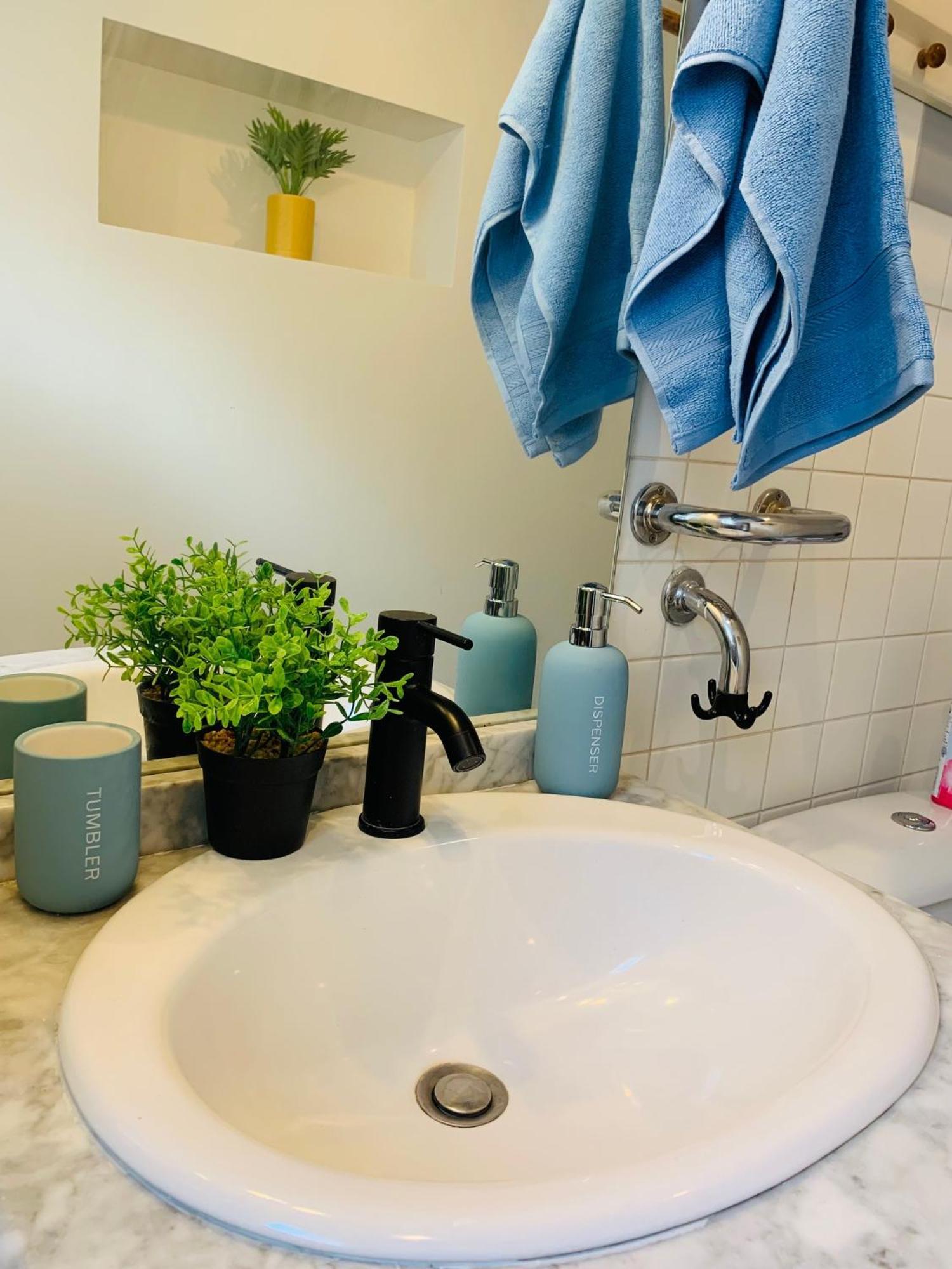 Cosy Studio Design With Modern Bathroom Vaureal Kültér fotó
